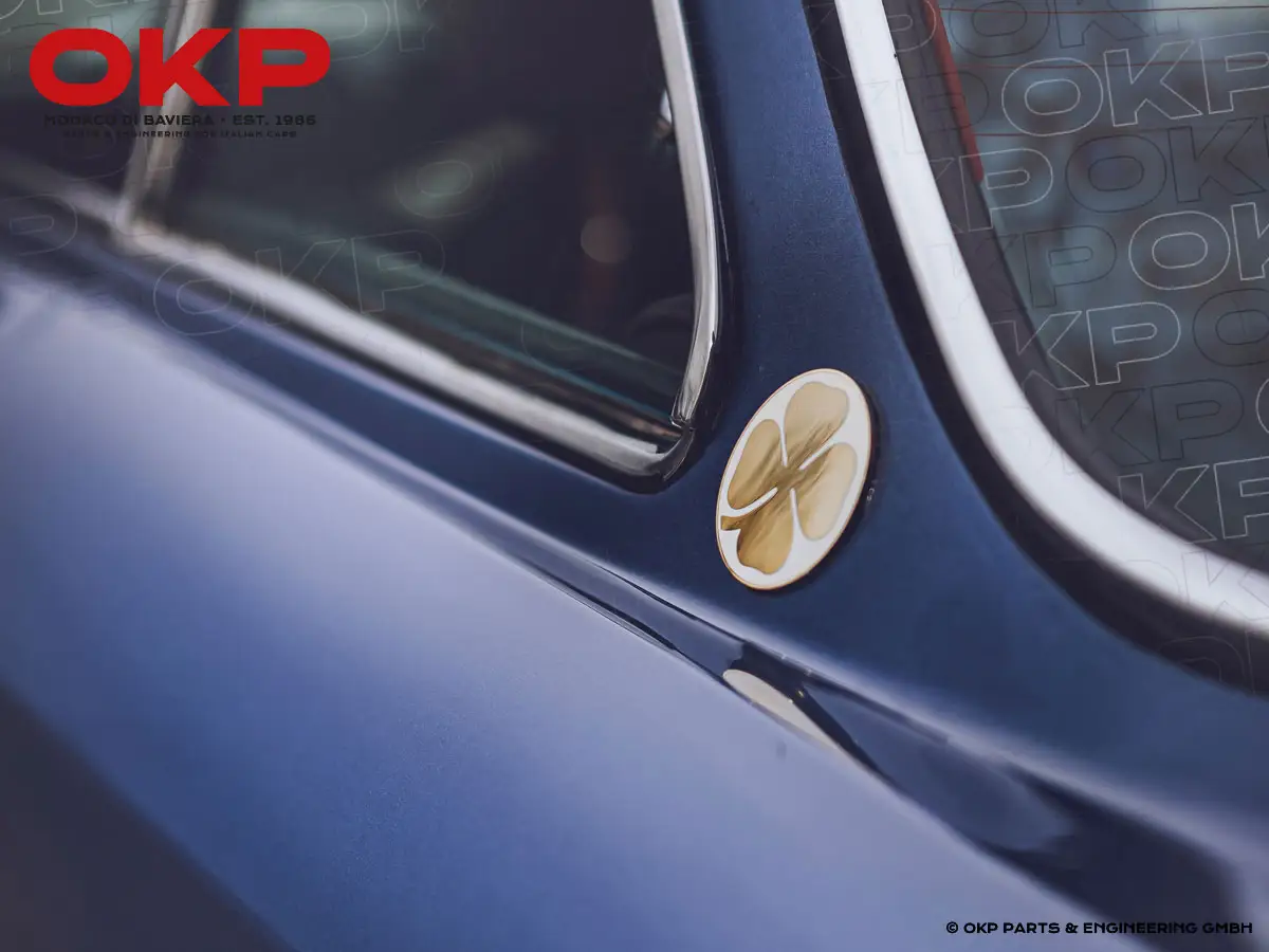 Golden cloverleaf badge on c - pillar right / left